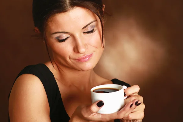 Frau mit Kaffee in der Hand — Stockfoto