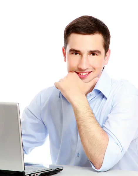 Homem sentado na frente de um laptop — Fotografia de Stock