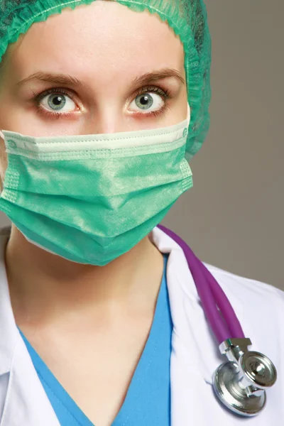 Серьезная медсестра или врач в зеленой маске — стоковое фото