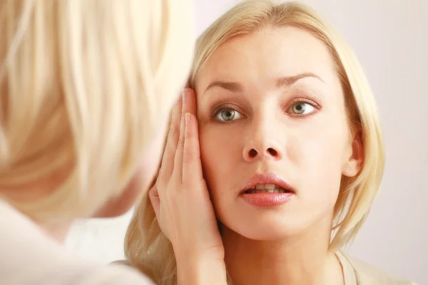 Vrouw van haar mooie huid zorg — Stockfoto