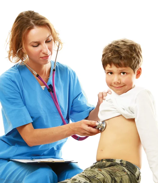 La doctora está examinando al niño con un estetoscopio. —  Fotos de Stock