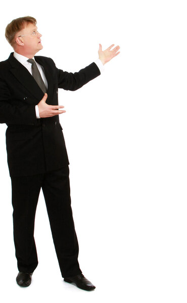 Человек показывает что-то на руке
