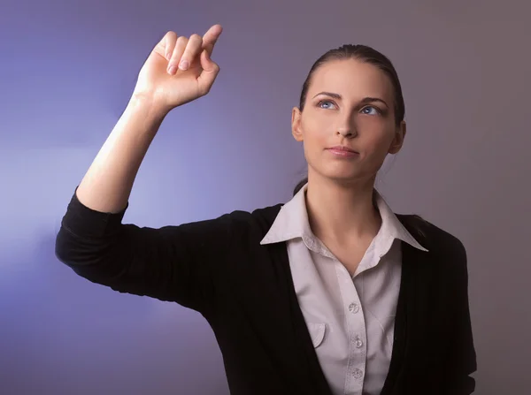 Mujer joven mostrando algo — Foto de Stock