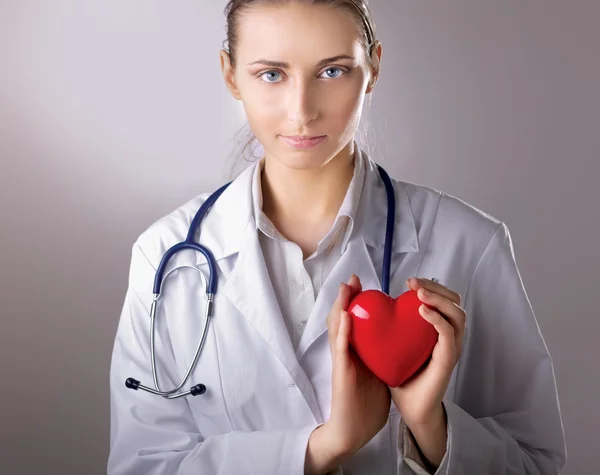 Médica com estetoscópio segurando coração — Fotografia de Stock