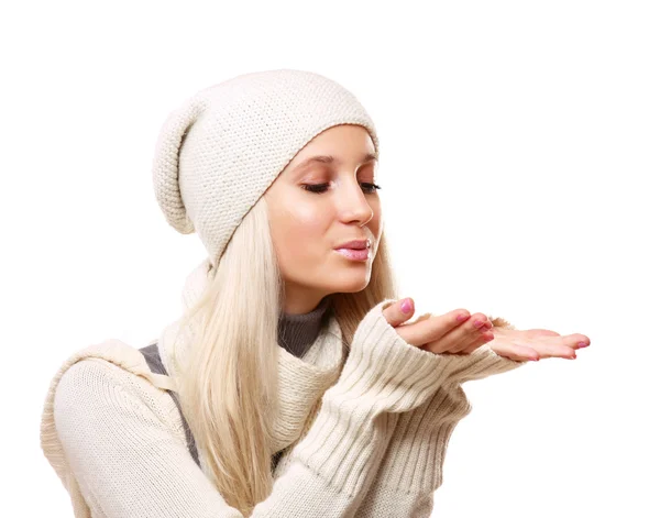 Vrouw in warme kleding bedrijf iets — Stockfoto