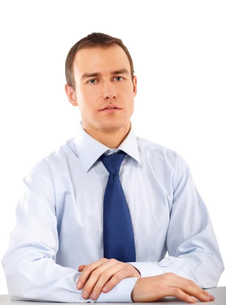 Geschäftsmann sitzt im Büro auf dem Schreibtisch — Stockfoto