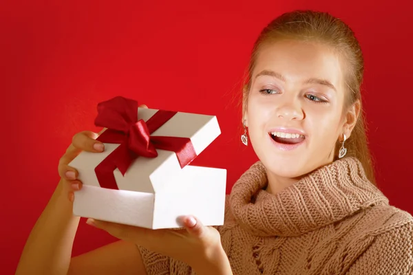 Happy girl opening gift box — Stock Photo, Image