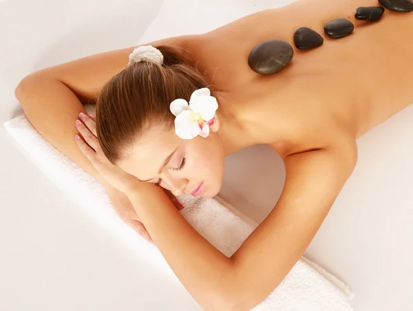 Beautiful woman relaxing in a spa center — Stock Photo, Image