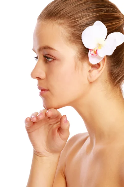 Femme avec une fleur dans les cheveux — Photo