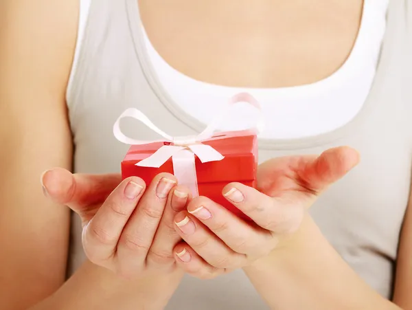 Kvinnlig hand innehav presentförpackning — Stockfoto
