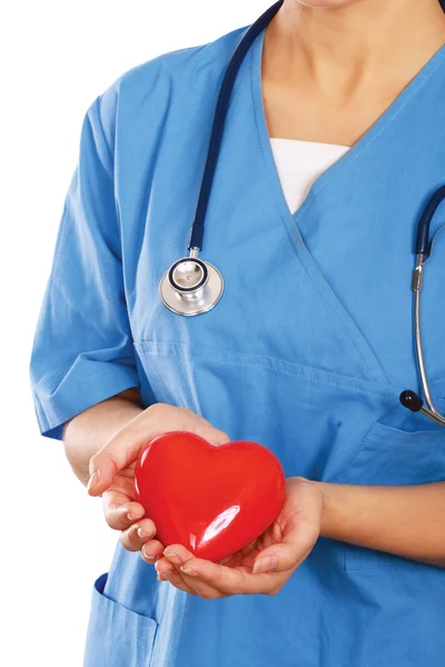 Vrouwelijke arts met stethoscoop met hart — Stockfoto