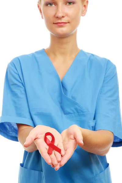 Kadın doktor AIDS kurdele ile — Stok fotoğraf