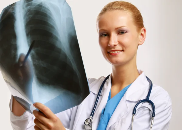 Kvinnliga läkare undersöka en röntgen bild — Stockfoto