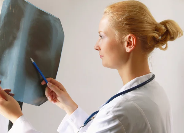 Kvinnliga läkare undersöka en röntgen bild — Stockfoto