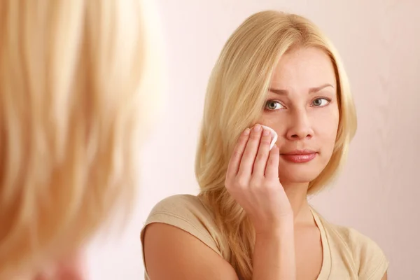 Vrouw van haar mooie huid zorg — Stockfoto