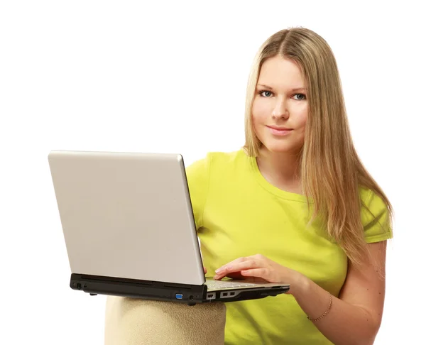 Frau sitzt mit Laptop auf dem Sofa Stockbild