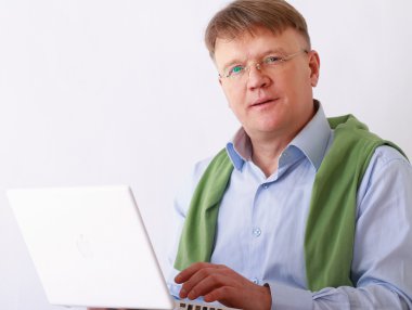 idősek magas rangú ember, laptop