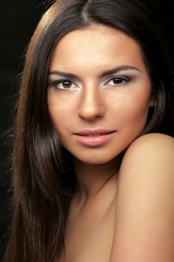 Genç kadının yüzüne