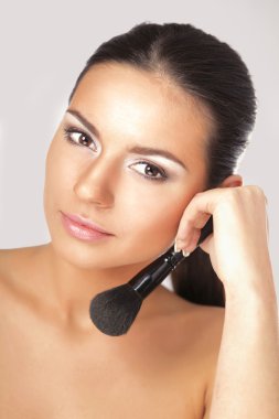 allık uygulayarak genç yetişkin kadın