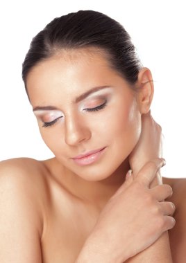 Yüzüne dokunan kadın