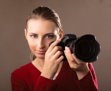 Kameralı genç kadın.