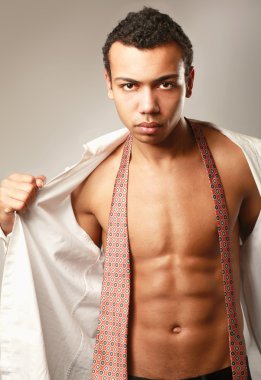 kaslarını gösteren adam