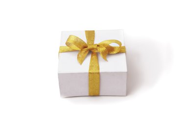 yığılmış beyaz hediye kutuları ile altın ribbo