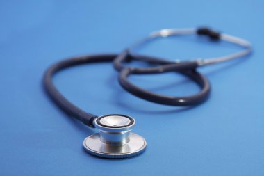 mavi arka plan üzerinde stetoskop
