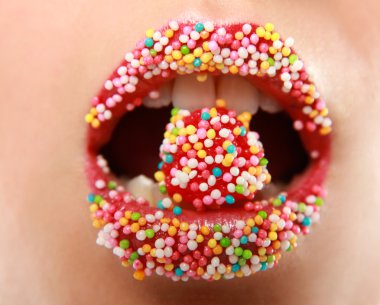 Kadının dudakları ile çok renkli inciler