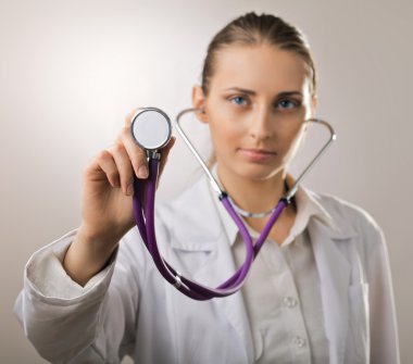 Steteskop kullanan kadın doktor.