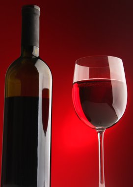 Bir bardak şarap ve bir şişe
