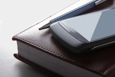 dizüstü bilgisayar ve telefon