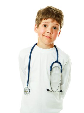 küçük gülümseyen doktor stetoskop ile