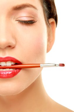 Kadının dudakları tutarak fırça alıp yapmak
