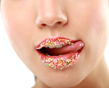 Kadının dudakları ile çok renkli inciler