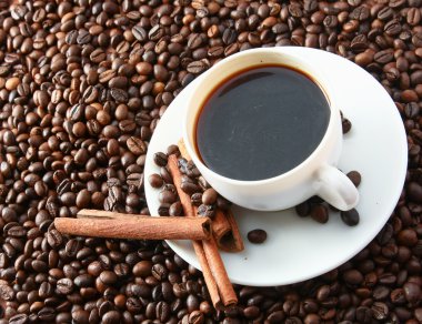 kahve çekirdekleri ile beyaz fincan