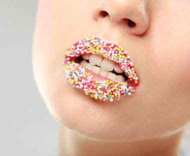 Kadının dudakları ile çok renkli inciler
