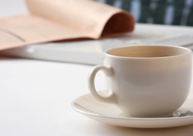 dizüstü bilgisayar ve bir bardak çay