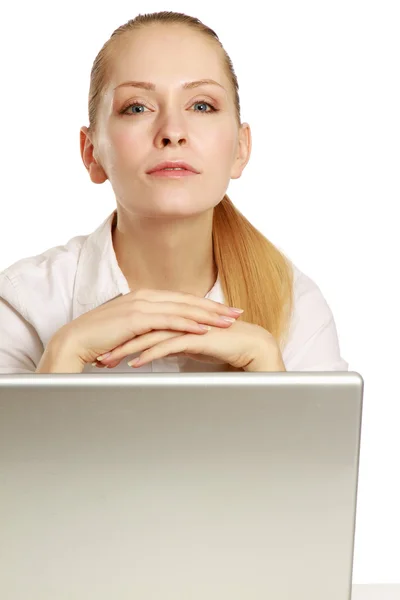 Mujer joven con un ordenador portátil — Foto de Stock