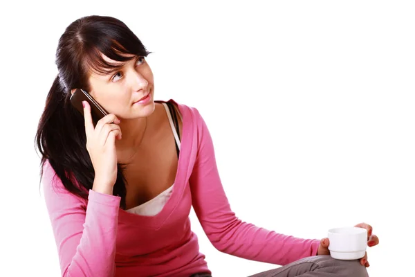 Женщина с чашкой и разговаривает по мобильному телефону — стоковое фото