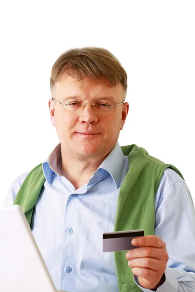 Adam bir laptop ve kredi kartı — Stok fotoğraf