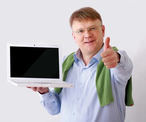 Uomo d'affari presentando laptop e mostrando ok — Foto Stock