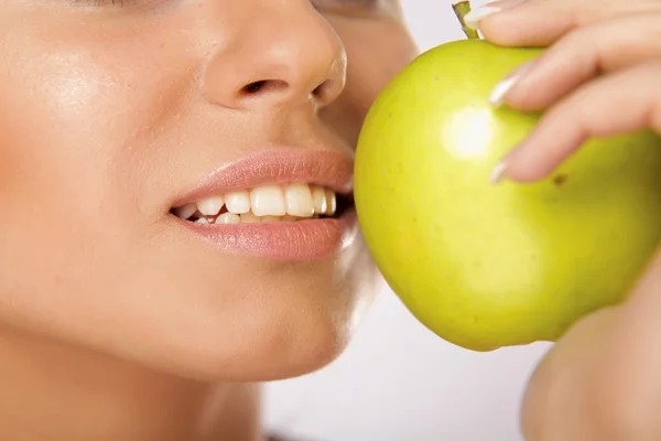 Vrouw eet groene appel — Stockfoto