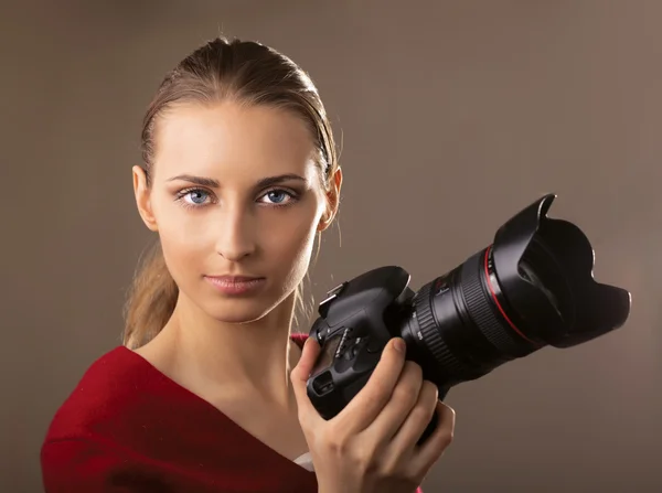 Ung kvinna med kamera — Stockfoto