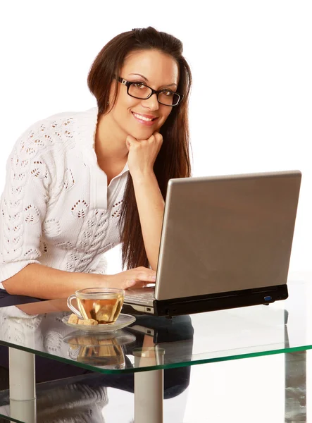 Mujer con gafas con portátil —  Fotos de Stock