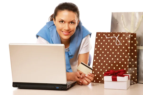 Mujer con laptop y tarjeta de crédito — Foto de Stock