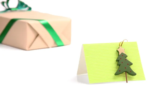 Un regalo. Caja y tarjeta con árbol de Navidad —  Fotos de Stock