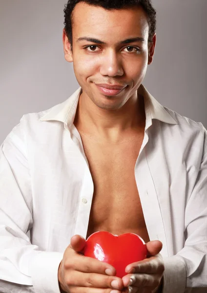 Człowiek posiadający czerwone serce — Zdjęcie stockowe