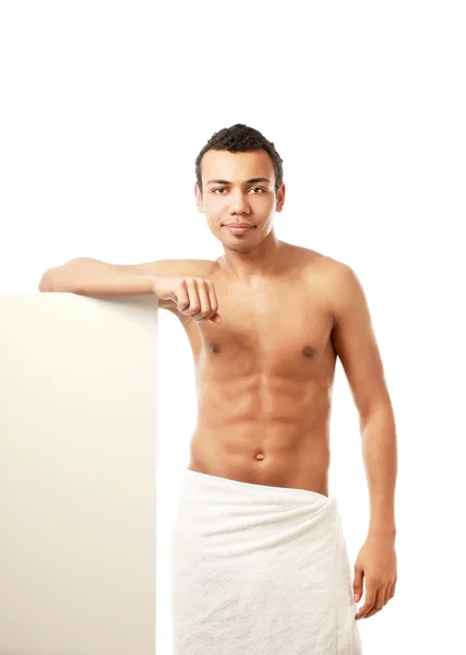 Muž týkající se sám s ručníkem — Stock fotografie