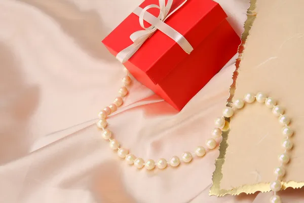 Gift on silk — Stock Photo, Image